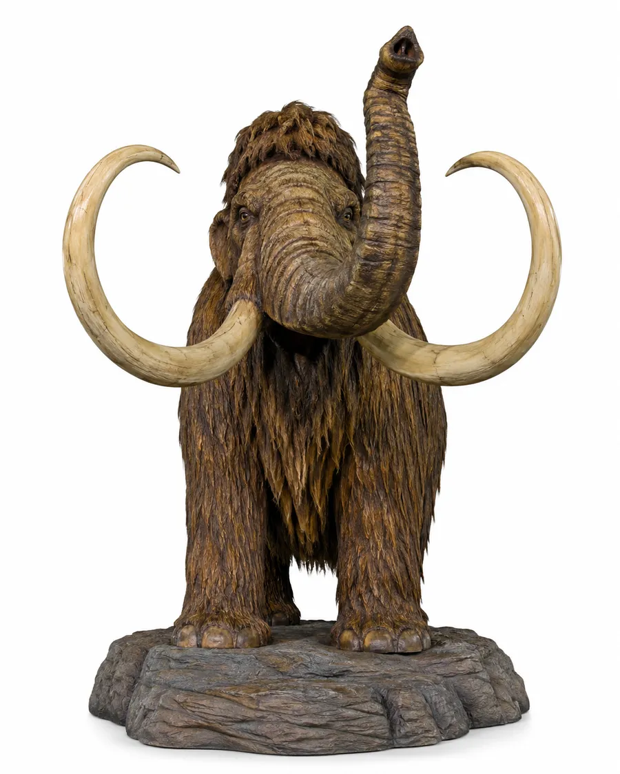 Imagen de referencia generada con inteligencia artificial: mamut lanudo animatrónico con los colmillos curvados, sobre una base de roca