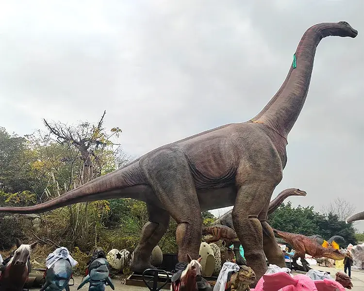 Apatosaurus animatrónico, una de las figuras que suministramos para exposiciones — dinosaurios en Almería