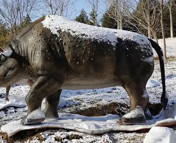Brontoterio animatrónico, una de las figuras que suministramos para exposiciones — dinosaurios en Burgos