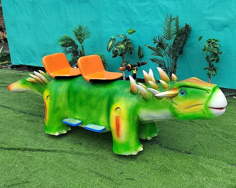 Coche-dinosaurio infantil, una de las figuras que suministramos para exposiciones — dinosaurios en Gijón