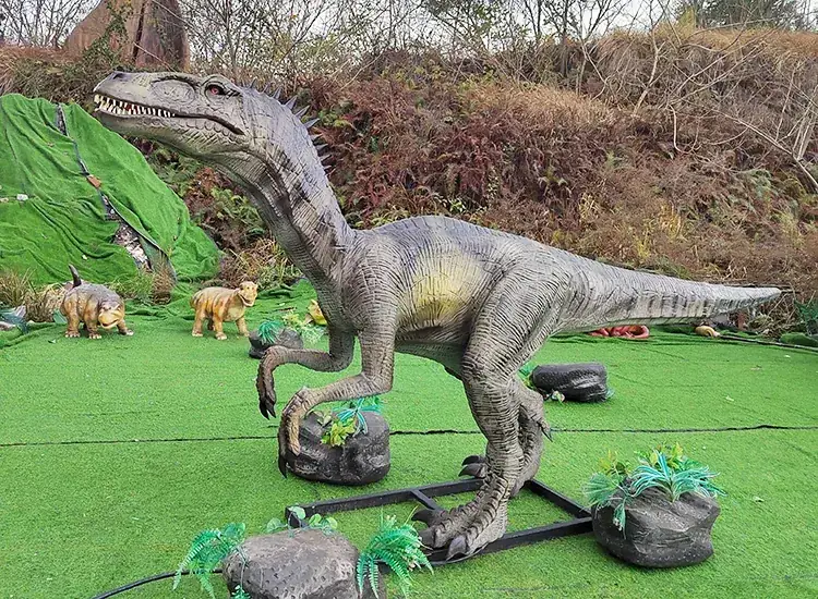 Eoraptor animatrónico, una de las figuras que suministramos para exposiciones — dinosaurios en Madrid