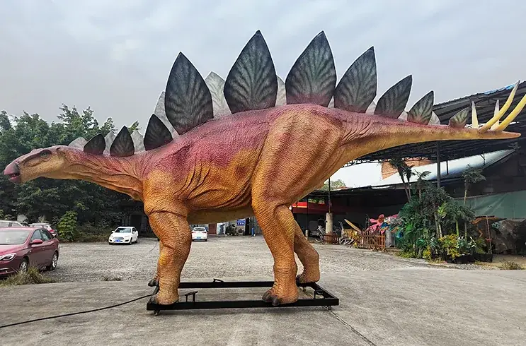 Estegosaurio animatrónico, una de las figuras que suministramos para exposiciones — exposiciones en Palma de Mallorca