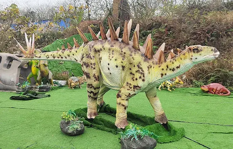 Huayangosaurio animatrónico, una de las figuras que suministramos para exposiciones — dinosaurios en Sevilla