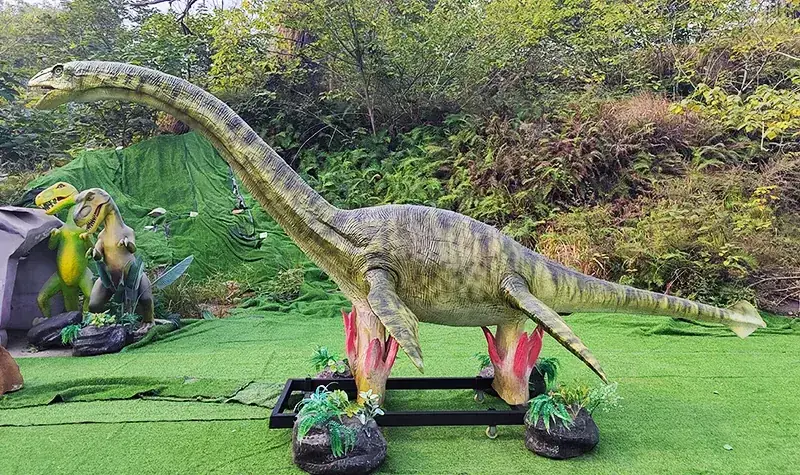 Mamenchisaurus animatrónico, una de las figuras que suministramos para exposiciones — exposiciones en Vigo