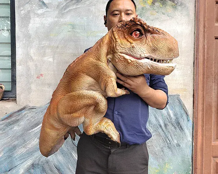 Marioneta de cría de T-Rex, una de las figuras que suministramos para exposiciones — dinosaurios en Zamora