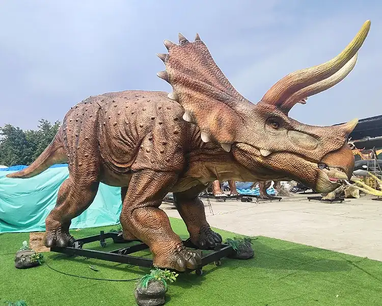 Triceratops animatrónico a tamaño real