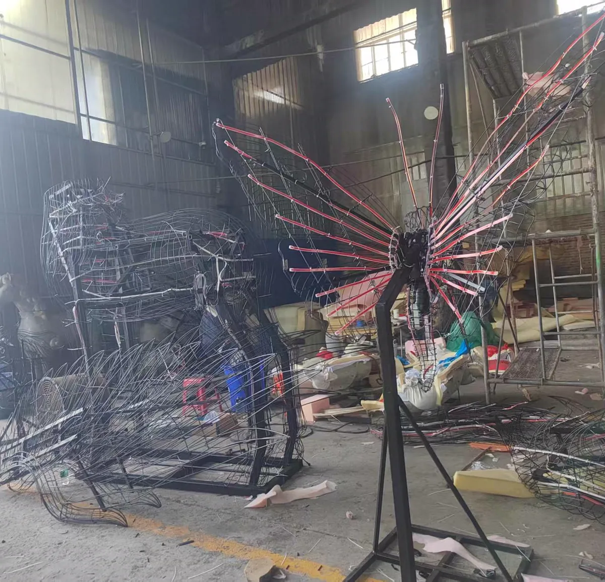 Armazón de alambre de una mariposa de gran formato, con las tiras de LED ya colocadas sobre las nervaduras de las alas