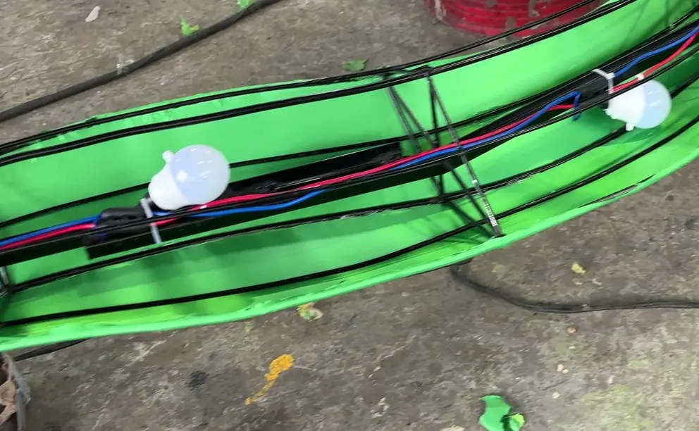 Cableado de las tiras LED por el interior de una figura luminosa ya entelada