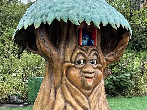 Árbol parlante animatrónico