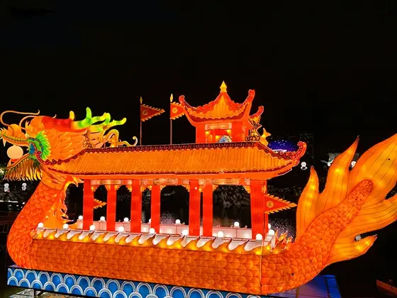Barco-dragón luminoso LED
