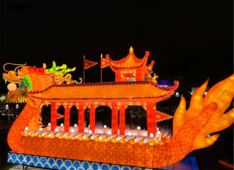 Barco-dragón luminoso LED