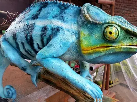 Camaleón gigante animatrónico