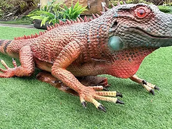 Camaleón naranja gigante animatrónico