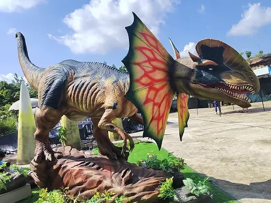 Dilofosaurio animatrónico