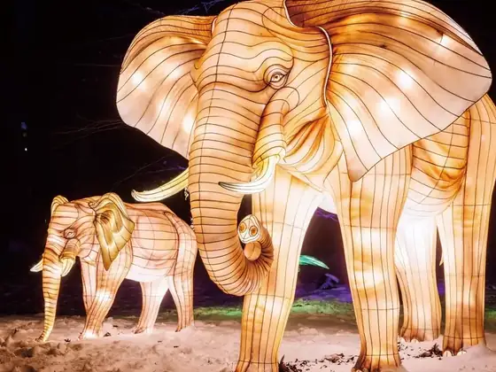 Elefante luminoso LED adulto acompañado de su cría