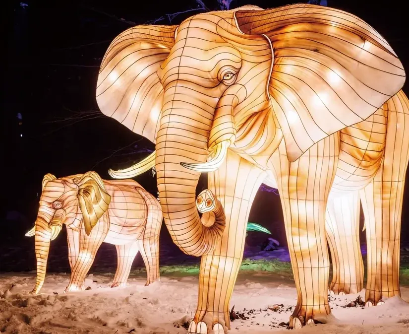 Elefante luminoso LED adulto acompañado de su cría
