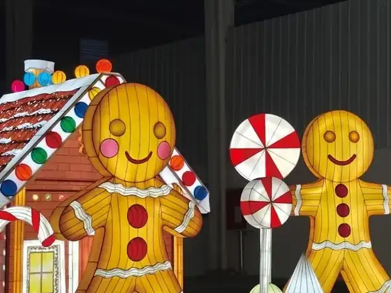 Galletas de jengibre luminosas LED junto a una casita de dulces