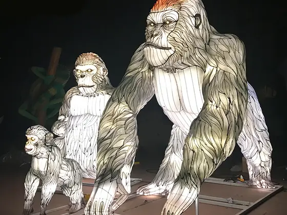 Manada de gorilas luminosos LED iluminados de noche, con el macho espalda plateada delante