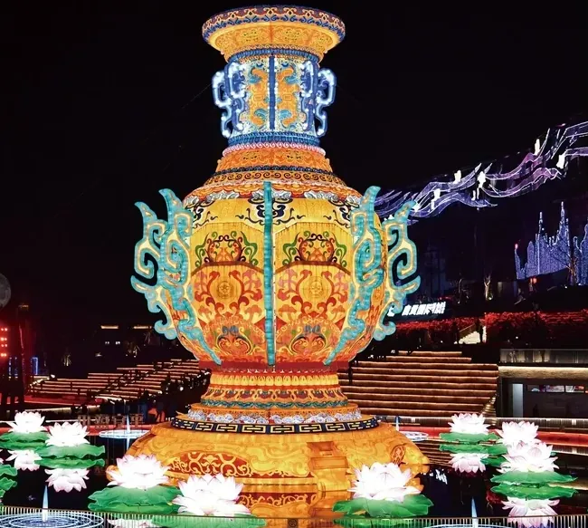 Gran farol luminoso LED decorado, rodeado de flores de loto