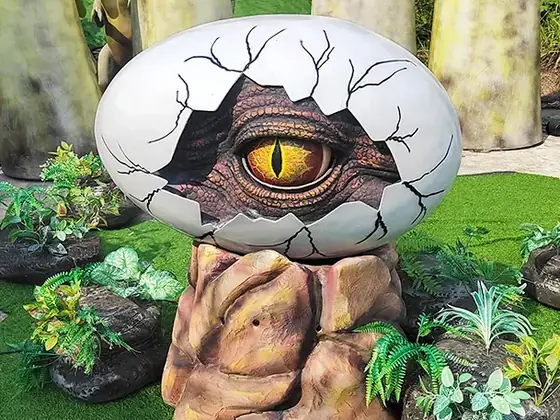 Huevo de dinosaurio con ojo (photocall)