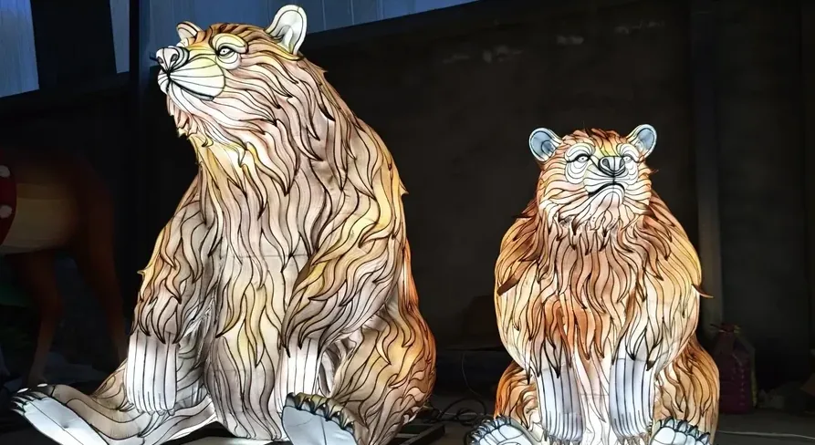 Dos leones luminosos LED de melena dorada