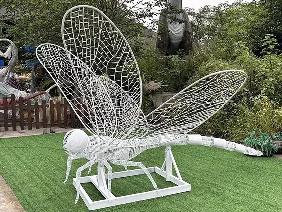 Libélula gigante animatrónica
