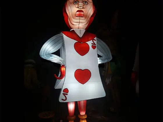 Figura luminosa LED de un naipe soldado con forma de carta de corazones, brazos y piernas asomando y cara sorprendida