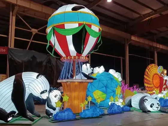 Osos panda luminosos LED junto a un globo aerostático de luz