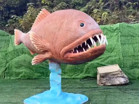 Pez abisal gigante animatrónico