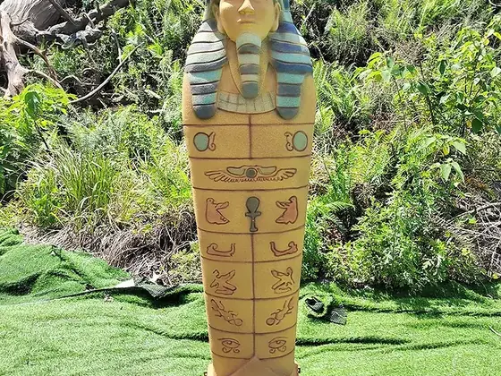 Sarcófago egipcio gigante