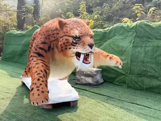 Tigre dientes de sable animatrónico