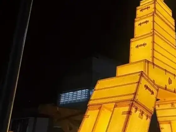 Torre luminosa LED de estilo Eiffel iluminada en amarillo