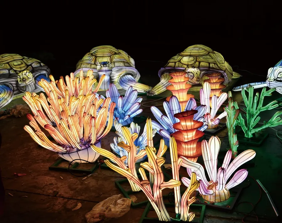 Tortugas marinas luminosas LED entre corales de luz