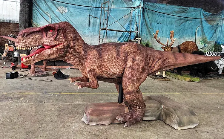 Dinosaurios de escenario que caminan