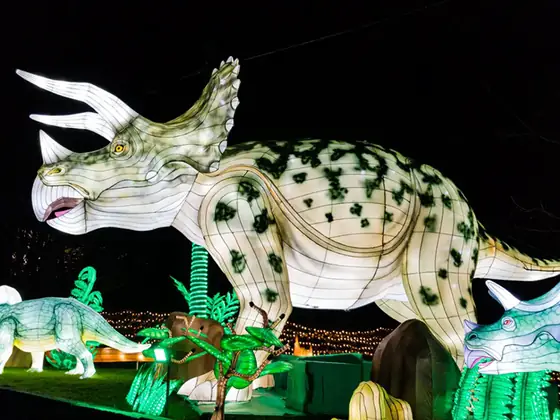 Triceratops luminoso LED con la gola iluminada, en un recorrido nocturno