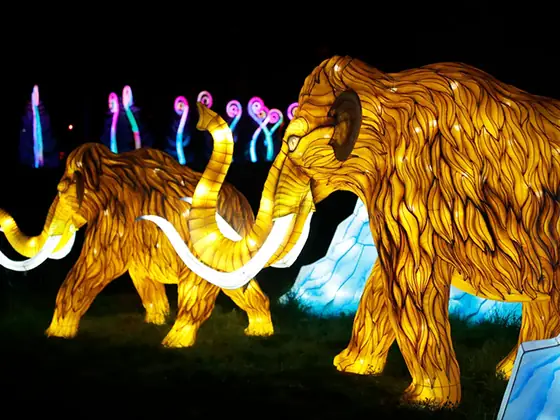 Mamut y tigre dientes de sable luminosos en un recorrido nocturno