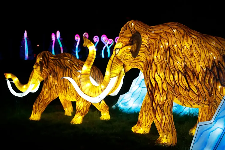 Mamut y tigre dientes de sable luminosos en un recorrido nocturno