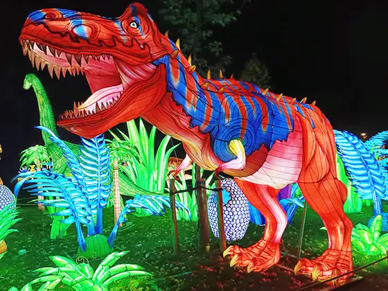 Tiranosaurio rex luminoso de gran formato entre vegetación iluminada