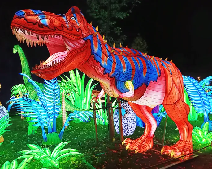 Tiranosaurio rex luminoso de gran formato entre vegetación iluminada