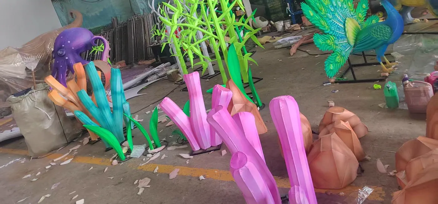Corales, algas y un pulpo luminosos de gran formato agrupados en el taller